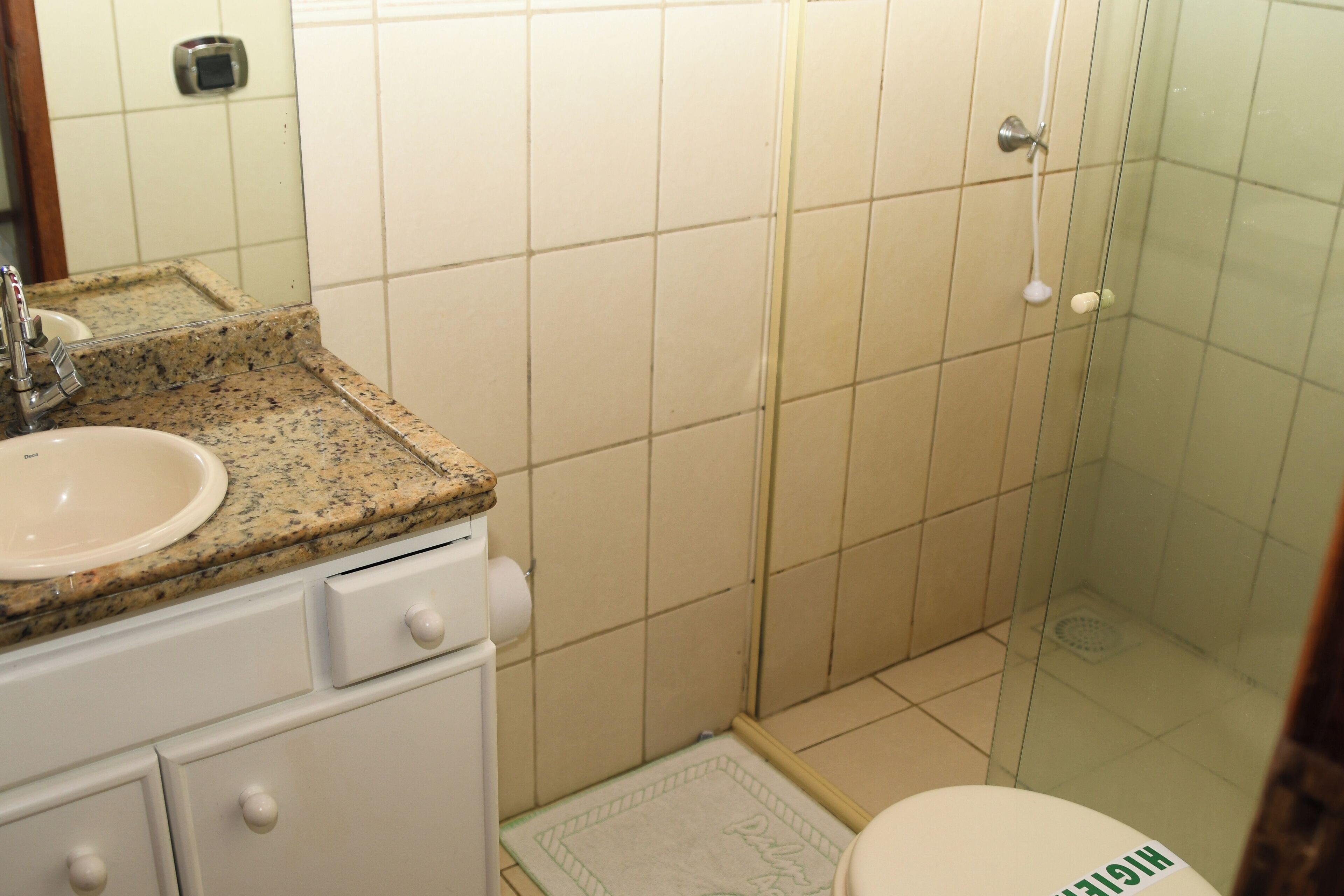 Quarto standard, vista para a cidade | Banheiro | Chuveiro, toalhas de banho, papel higiênico 
