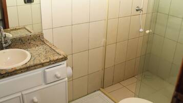 Quarto standard, vista para a cidade | Banheiro | Chuveiro, toalhas de banho, papel higiênico