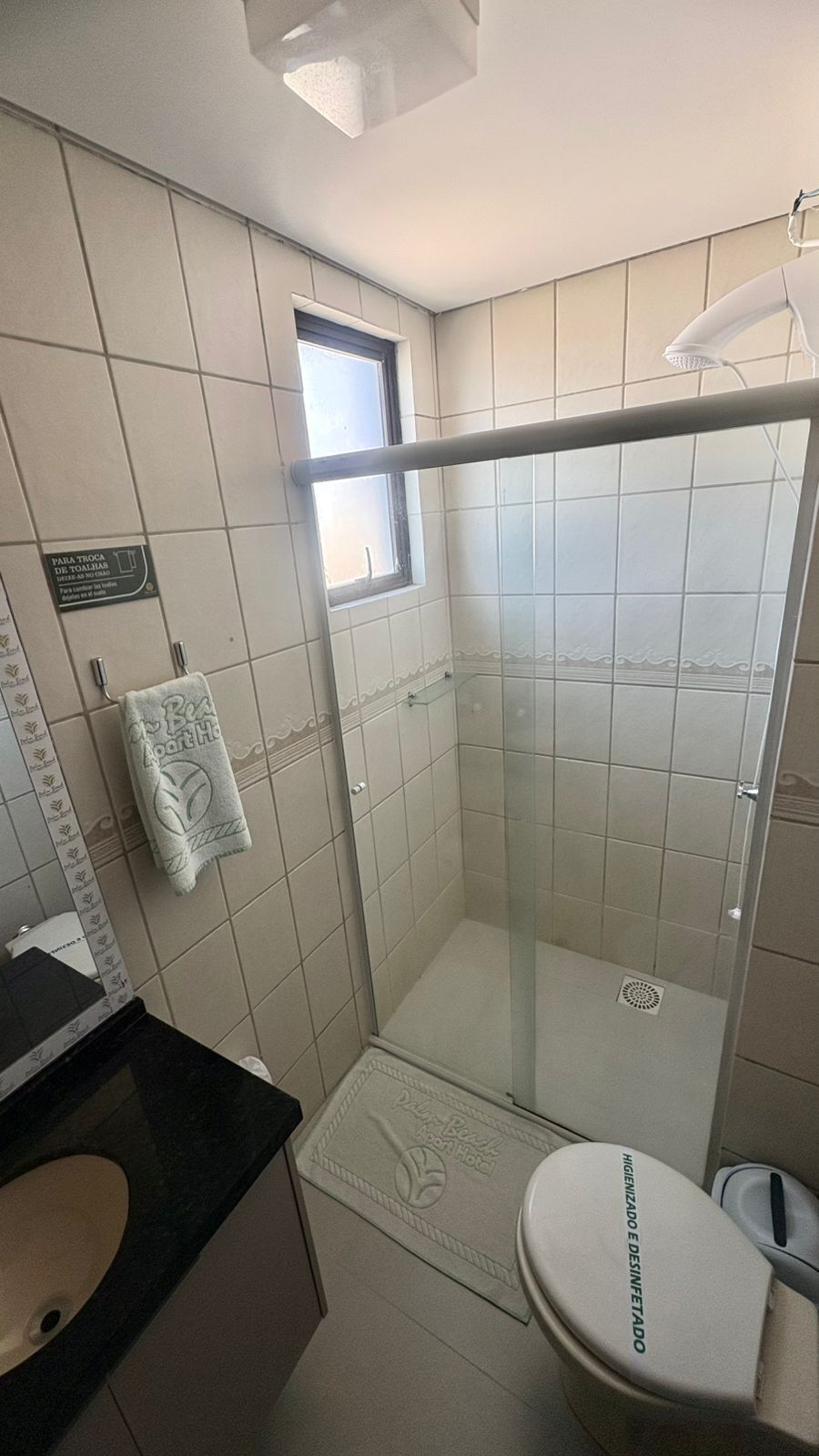 Habitación superior, vista al mar | Baño | Regadera, toallas, papel de baño 