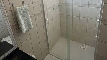 Habitación superior, vista al mar | Baño | Regadera, toallas, papel de baño