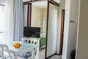 Superior Room (Vista Lateral Mar) | In-room safe, soundproofing, WiFi (surcharge), bed sheets - Palm Beach Apart Hotel (Florianópolis)