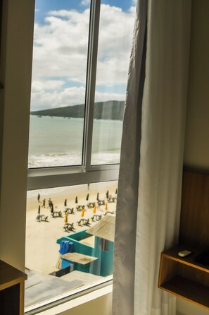 In-room safe, soundproofing, WiFi, bed sheets - Palm Beach Apart Hotel (Florianópolis)