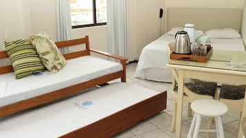 Habitación estándar, vista a la ciudad | Caja de seguridad en la habitación, insonorización, wifi y ropa de cama
