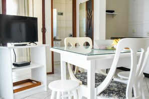 In-room safe, soundproofing, WiFi, bed sheets - Palm Beach Apart Hotel (Florianópolis)