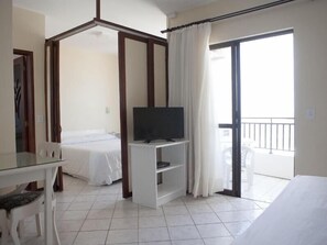 Habitación superior, vistas al mar | Zona de estar | Una televisión de pantalla plana