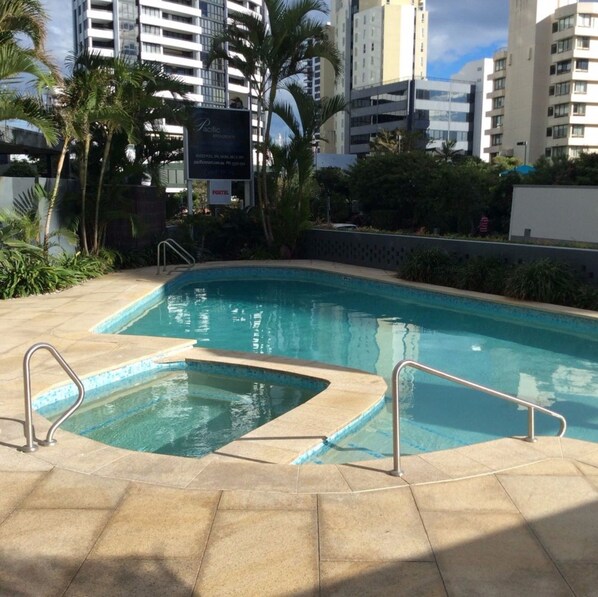 Piscina externa, espreguiçadeiras
