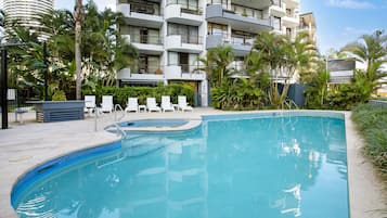 Piscina externa, espreguiçadeiras