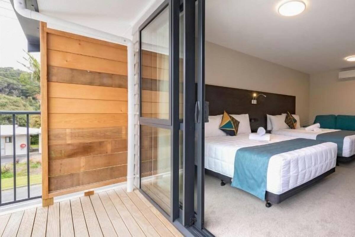 Cortinas blackout, tabla de planchar con plancha y wifi gratis