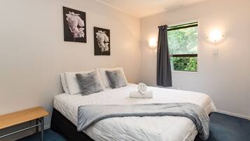 Decoración personalizada, muebles diferentes y cortinas blackout