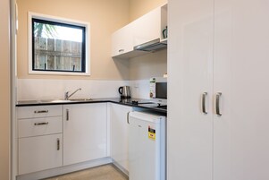 Frigobar, microondas, cafetera/tetera, tostadora