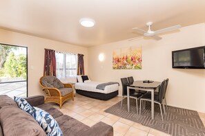 Standard Apartment, 1 Bedroom | Individually decorated, individually furnished, blackout drapes - Dolphin Motel (Paihia)