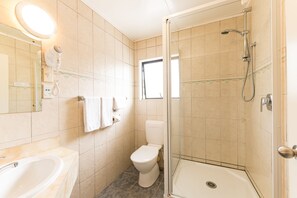 淋浴设施、免费洗浴用品、吹风机、毛巾