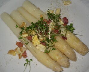 A plate of food with asparagus and garnishes. - Sikfors Herrgård (Hallefors)