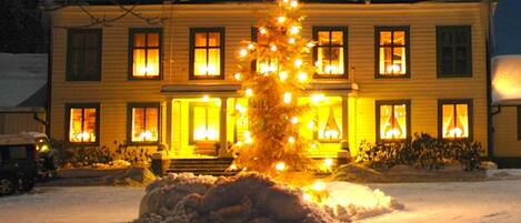 住宿正面 (夜晚)