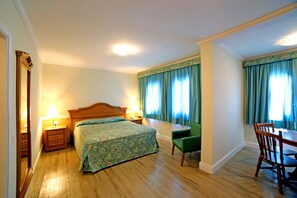 Standard Double Room | Minibar, desk, blackout drapes, bed sheets - Pousada Villaggio Italia (Campos do Jordão)