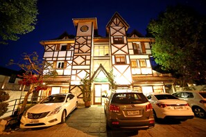 Bagian depan properti - sore/malam