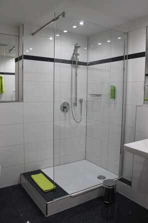 Classic Triple Room | Bathroom | Shower, eco-friendly toiletries, hair dryer, towels - Hotel Am Freischuetz (Huerth)