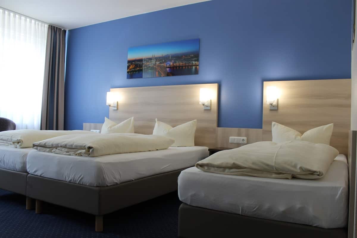 Classic Triple Room | Hypo-allergenic bedding available, in-room safe, desk, blackout drapes