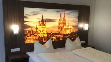 Exclusieve tweepersoonskamer, niet-roken | Hypoallergeen beddengoed, een kluis op de kamer, individueel gedecoreerd