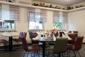 Daily buffet breakfast for a fee - Hotel Am Freischuetz (Huerth)