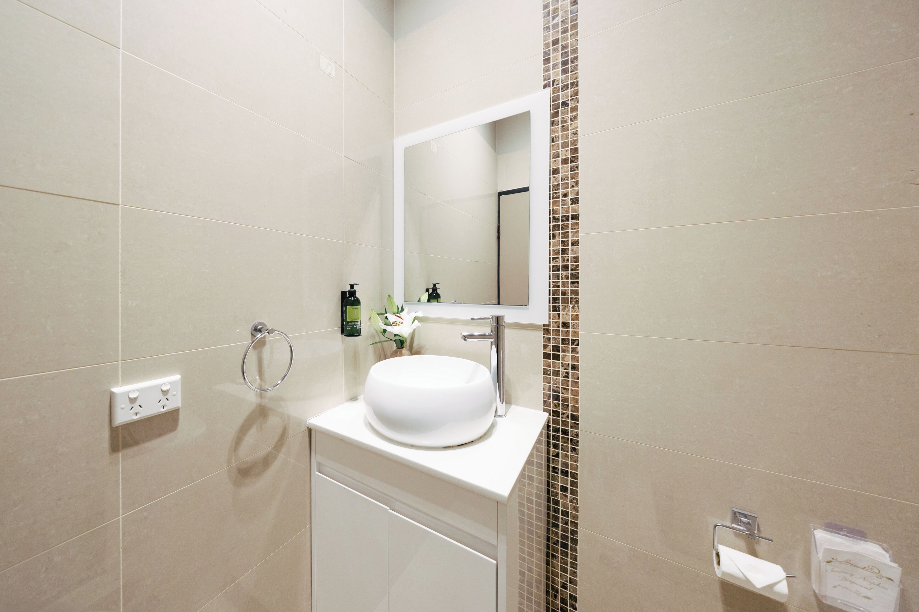 standard window room | bathroom | shower, rainfall showerhead, free toiletries, hair dryer