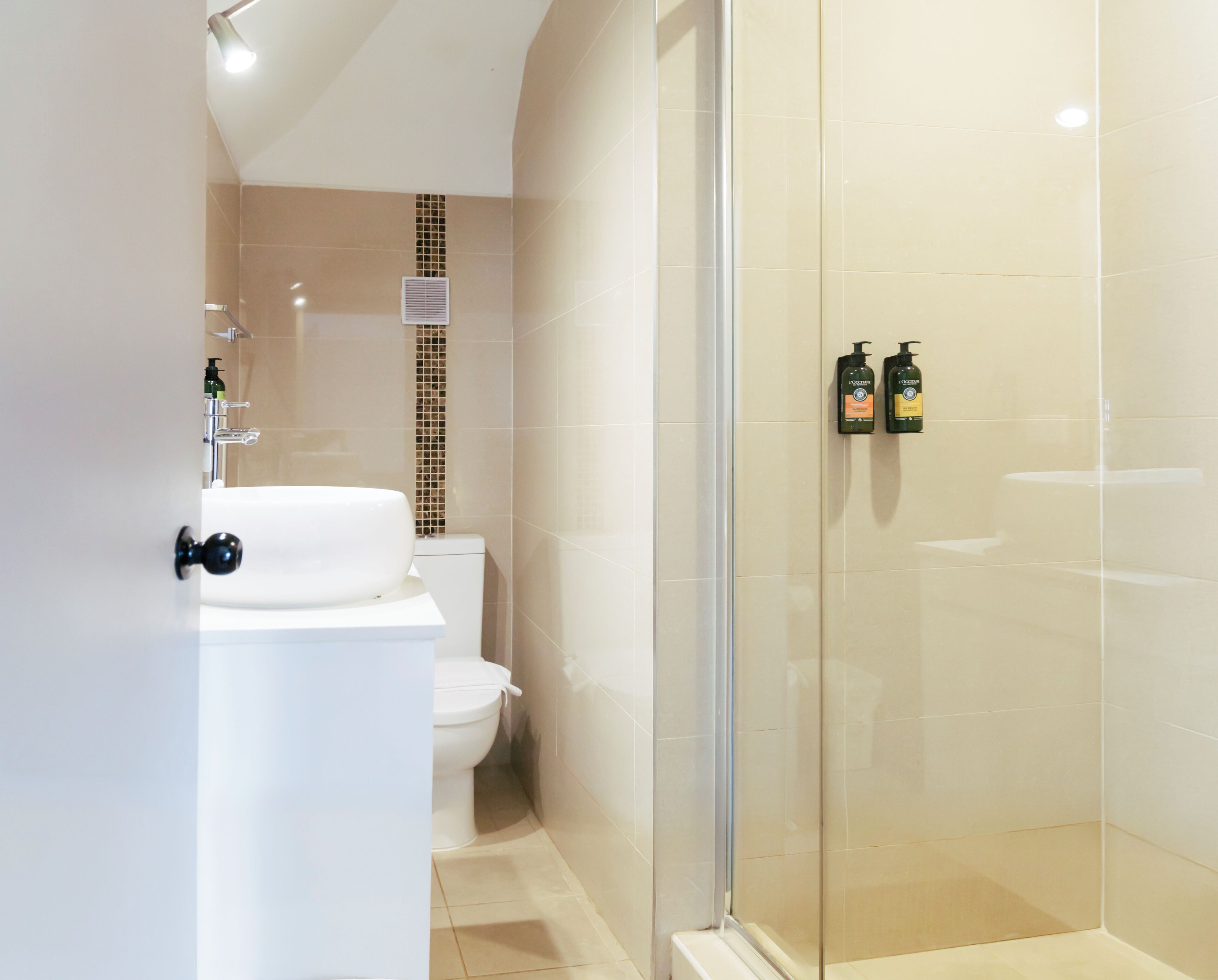 terrace room with harbour bridge view | bathroom | shower, rainfall showerhead, free toiletries, hair dryer