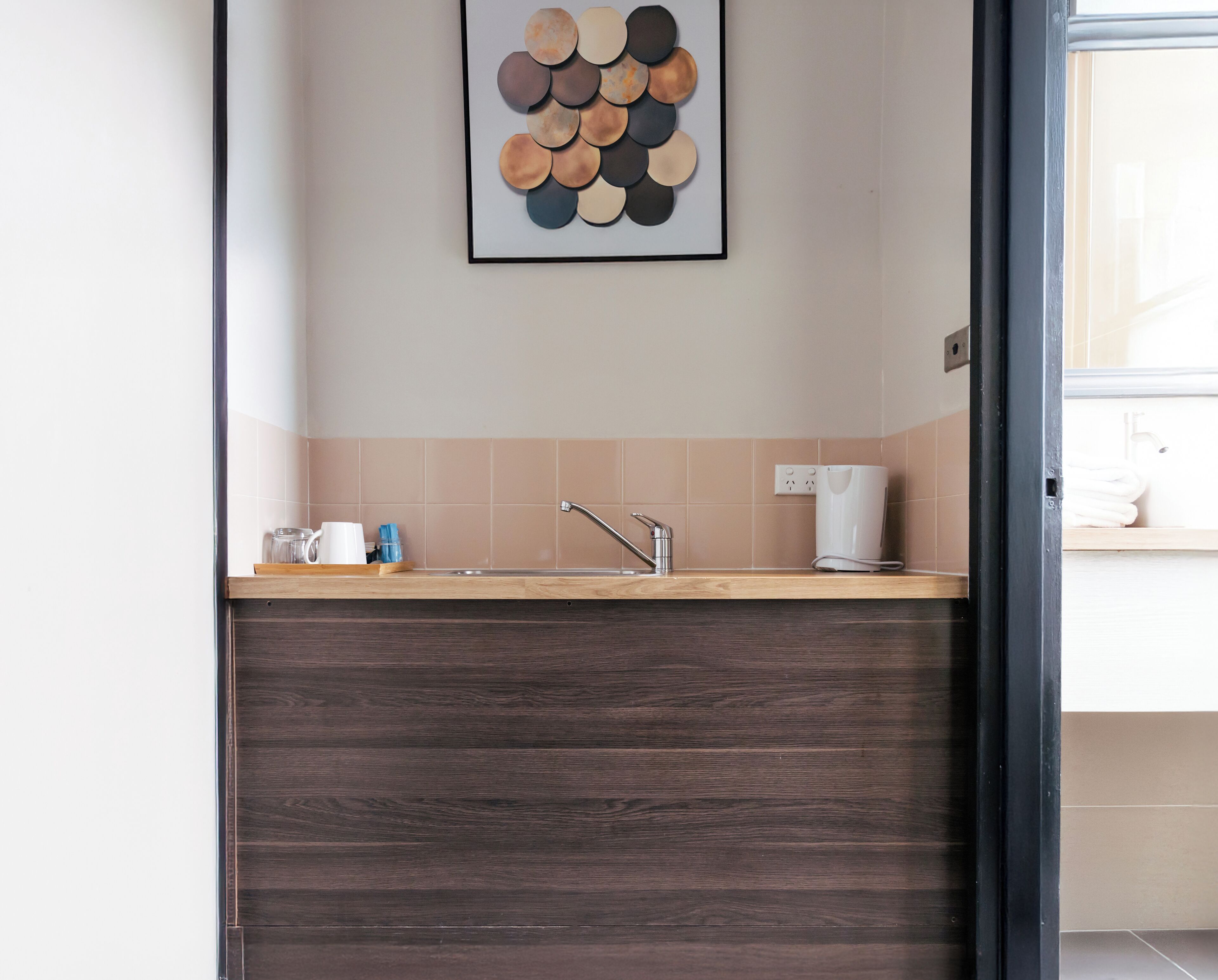 standard window room | private kitchen | fridge, coffee/tea maker