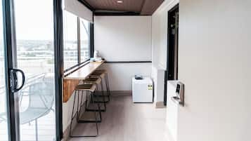 Exclusive-Zimmer (Terrace with Harbour Bridge View) | Eigene Küche | Kühlschrank, Wasserkocher mit Kaffee-/Teezubehör