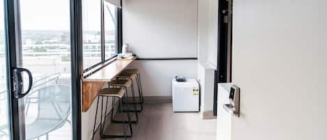 Kamar Eksklusif (Terrace with Harbour Bridge View) | Dapur pribadi | Lemari es dan mesin pembuat kopi/teh