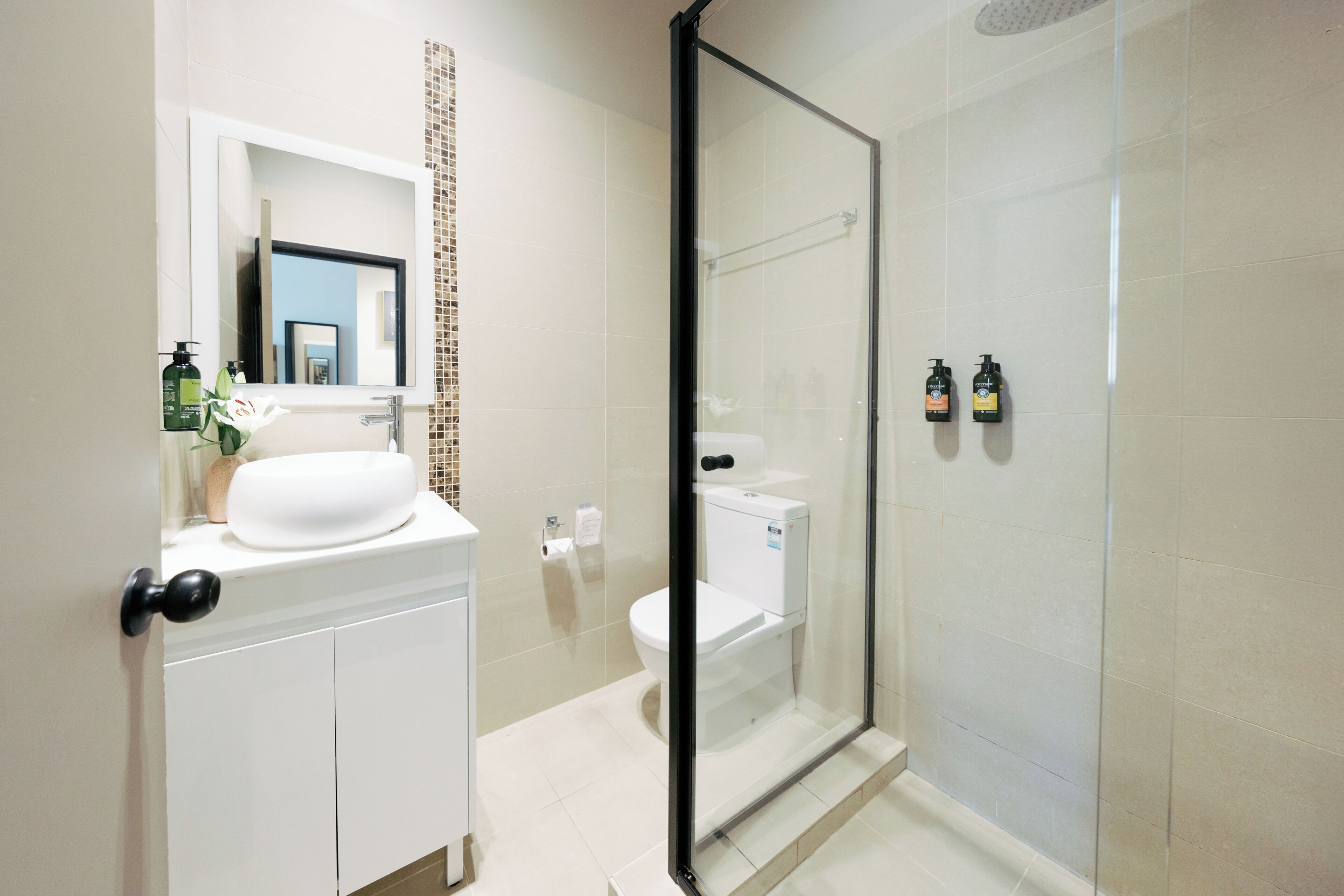 standard window room | bathroom | shower, rainfall showerhead, free toiletries, hair dryer