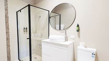Deluxe-Zimmer, 2 Queen-Betten, Balkon (Premium) | Badezimmer | Dusche, Regendusche, kostenlose Toilettenartikel, Haartrockner