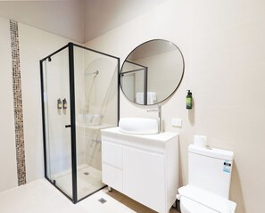 Chambre Deluxe, 2 grands lits, balcon (Premium) | Salle de bain | Douche, douche à « effet pluie », articles de toilette gratuits