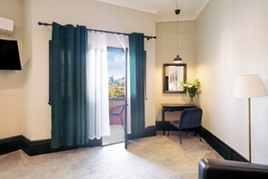 Deluxe-Zimmer, 2 Queen-Betten, Balkon (Premium) | Hochwertige Bettwaren, Pillowtop-Betten, Bügeleisen/Bügelbrett