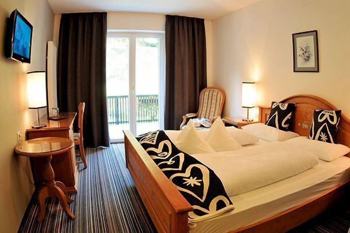 Classic Double Room, Balcony | Hypo-allergenic bedding available, in-room safe, desk, WiFi (free)