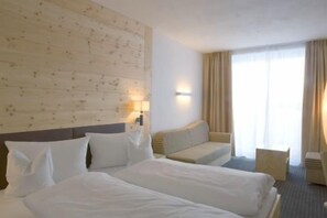 Ropa de cama hipoalergénica y caja de seguridad en la habitación 