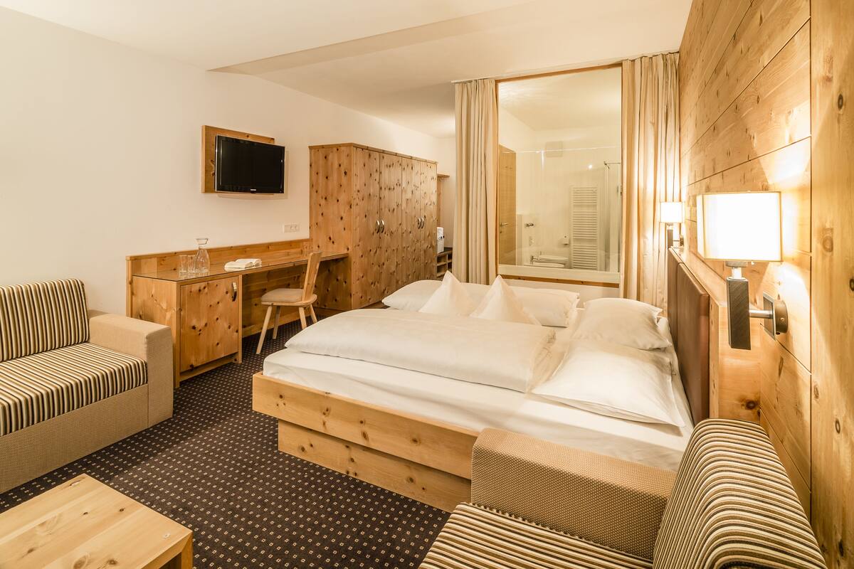 Superior Double Room, Mountain View (Gelser) | Hypo-allergenic bedding available, in-room safe, desk, WiFi (free)