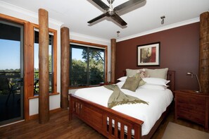 Småhus | Sengetøy av topp kvalitet, senger med overmadrass og safe på rommet