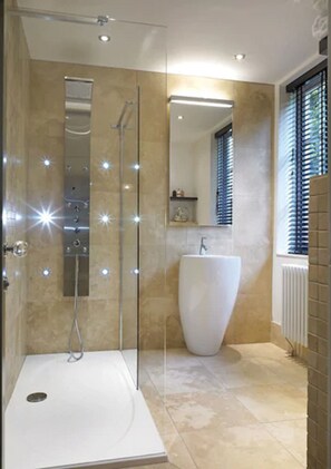 Double Room (Lotus) | Bathroom | Shower, free toiletries, hair dryer, bathrobes - Windfalls Boutique Hotel (Crawley)