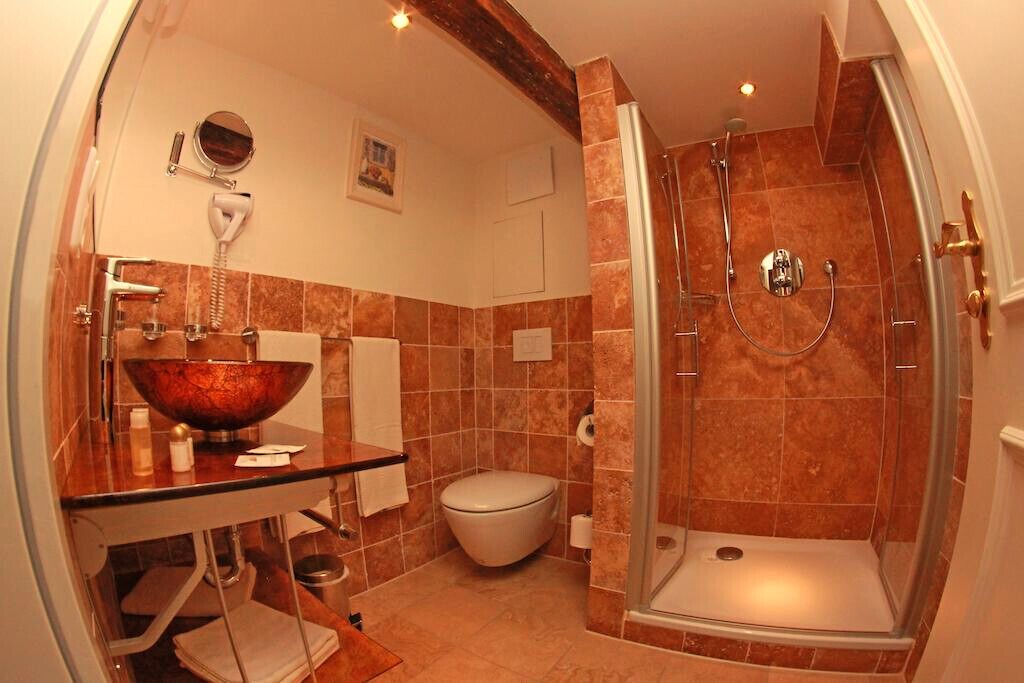 standard double room | bathroom | free toiletries, hair dryer, towels