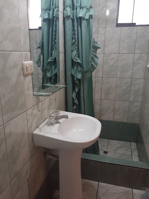 Shower, designer toiletries, towels, soap - Hotel Embajador Puno (Puno)