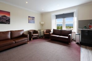 Literie hypoallergénique, coffres-forts dans les chambres, bureau