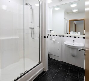 Hypo-allergenic bedding, in-room safe, desk, laptop workspace - Woodland Bay Hotel (Girvan)