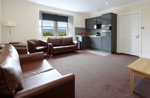 Hypo-allergenic bedding, in-room safe, desk, laptop workspace - Woodland Bay Hotel (Girvan)