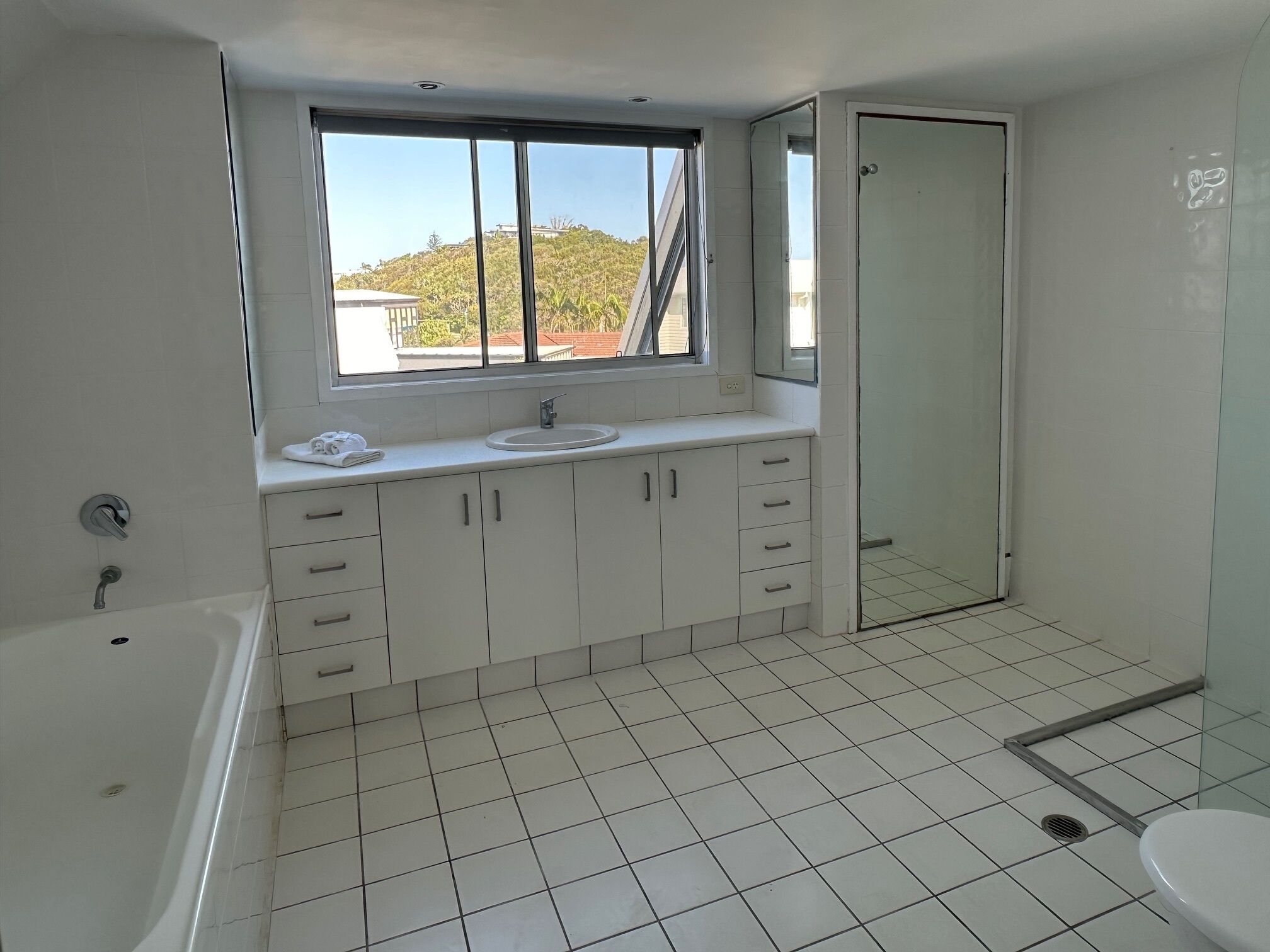 Baño con bañera, lavabo y ducha.