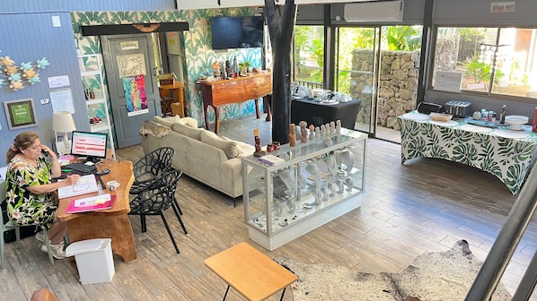 Reception - Inaki Uhi (Hanga Roa)