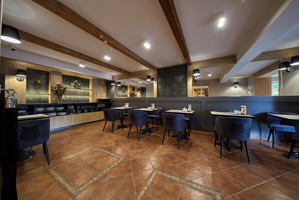 Bữa sáng buffet hàng ngày (55 PLN/mỗi người)