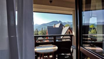 Deluxe Room with Mountain View | Desk, iron/ironing board, cribs/infant beds, free WiFi