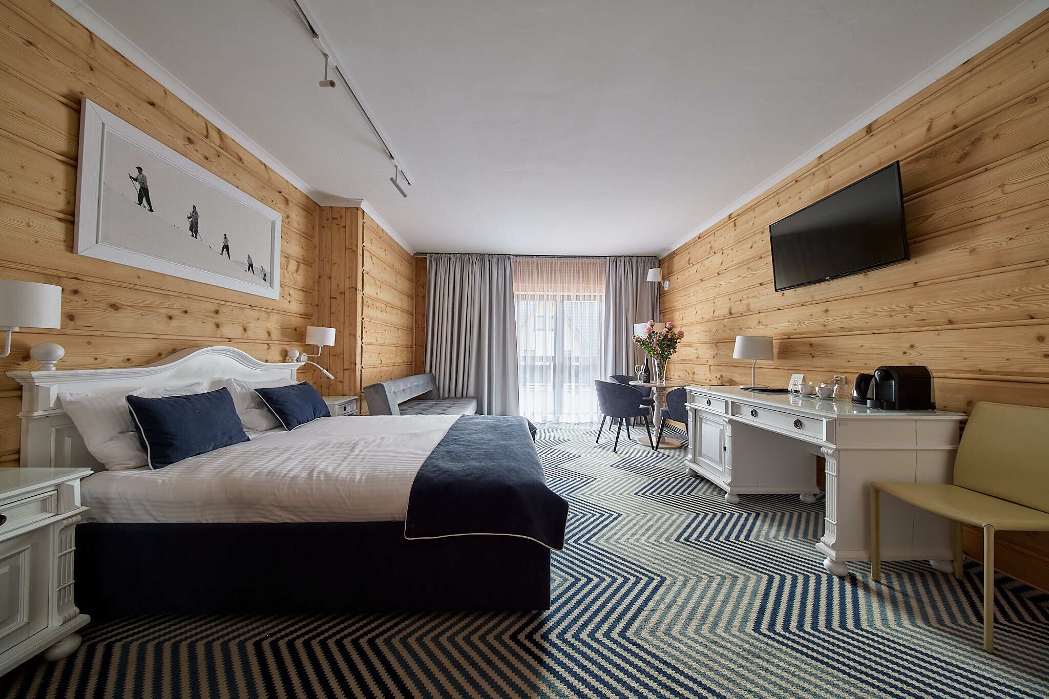 deluxe double room | 1 bedroom, desk, iron/ironing board, cots/infant beds