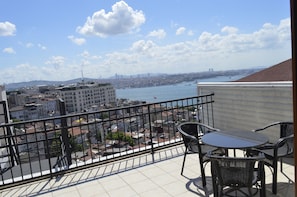 Quarto panorâmico, 1 cama King, vista para o mar, de frente para o mar | Lençóis italianos Frette, roupas de cama premium