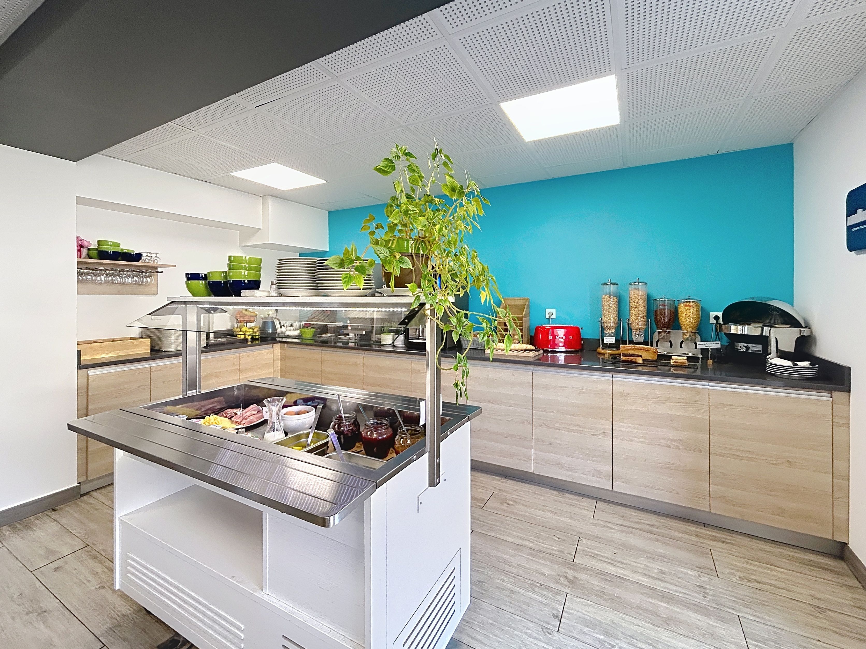Montaje de bufé con diferentes alimentos y una máquina de café.